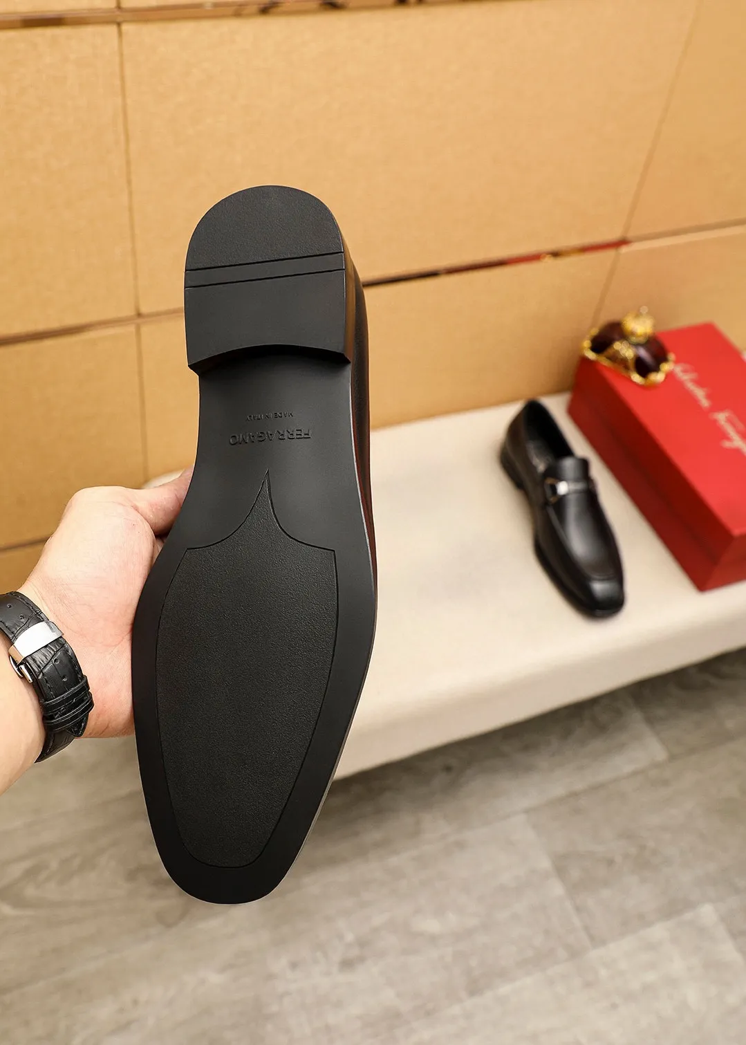 Men's shoes 💰480 💐 Product trademark: Ferragamo "Ferragamo" casual leather shoes Regular size: 38-44 (45.46🉑️customized) Product materials: Selected imported first-layer calfskin upper + luxury hardware buckle, imported water-dyed cow leather lining. Strong three-dimensional visual effect, original rubber outsole Color: 3⃣️colors available